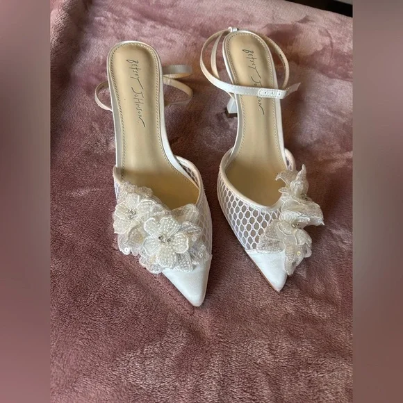 Betsey Johnson “Susie” White Floral Bridal Heels - Picture 1 of 4